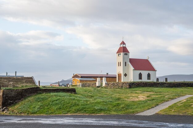 Iglesia en la granja Modrudalur en las tierras altas de Islandia