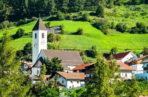 Iglesia de Graun im Vinschgau o Curon Venosta, una ciudad en el lago Reschen en Tirol del Sur, Alpes italianos