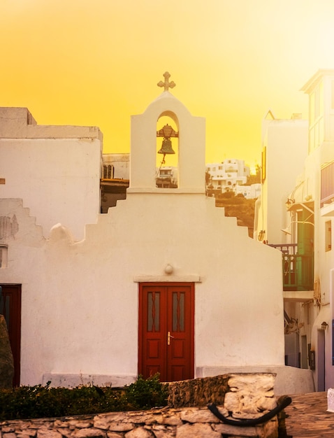 Iglesia griega tradicional al atardecer
