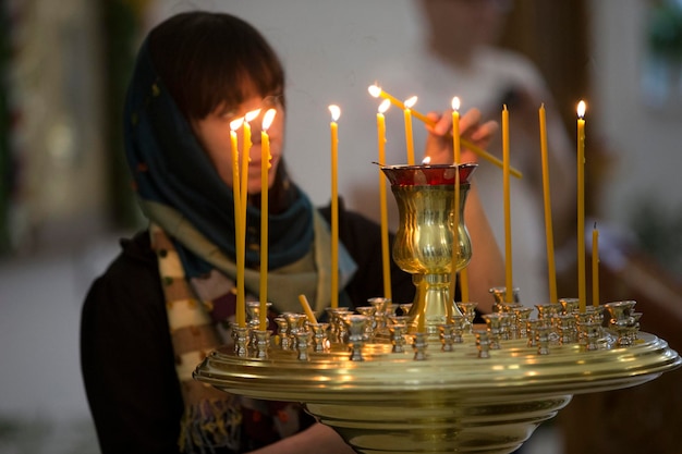 Iglesia de la hacienda Encender velas en la iglesia Orar a Dios