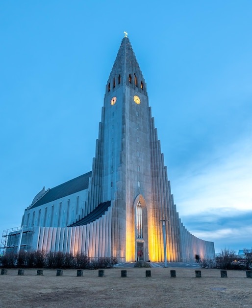 Iglesia Hallgrimskirkja la iglesia más conocida de Islandia bajo el cielo azul del crepúsculo en Reykjavik, capital de Islandia