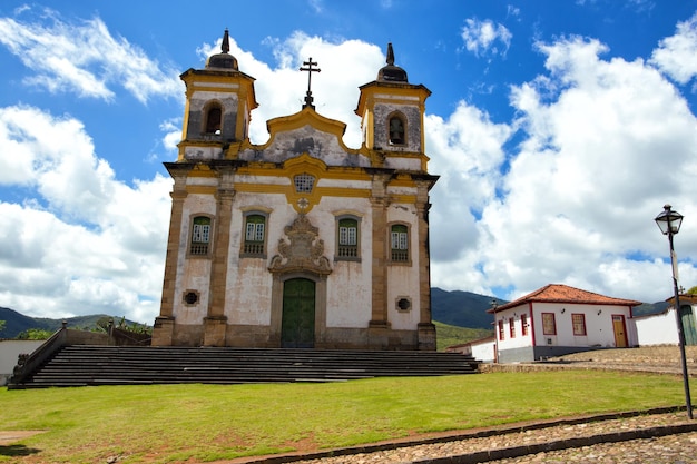 Iglesia en el hermoso casco antiguo de estilo colonial Mariana y cielo y nubes al fondo, Brasil