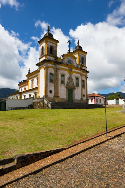 Iglesia en el hermoso casco antiguo de estilo colonial Mariana y cielo y nubes al fondo, Brasil