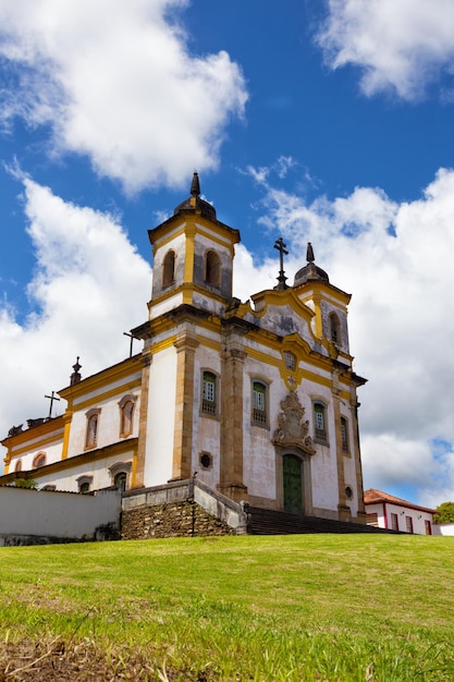 Iglesia en el hermoso casco antiguo de estilo colonial Mariana y cielo y nubes al fondo, Brasil