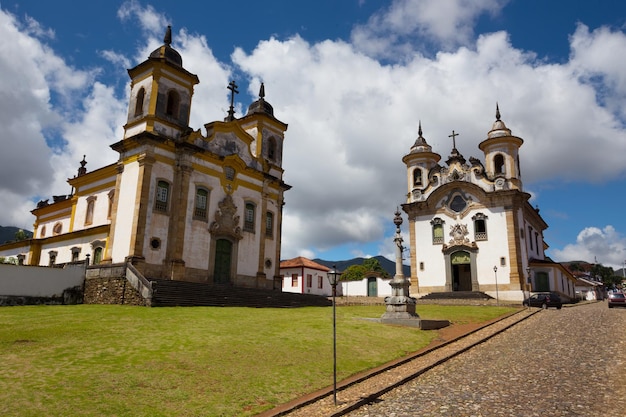 Iglesia en el hermoso casco antiguo de estilo colonial Mariana y cielo y nubes al fondo, Brasil