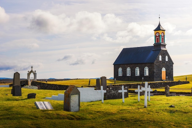 Iglesia de Hvalsneskirkja con un cementerio en Islandia