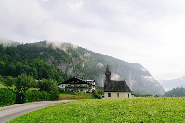 Iglesia idílica en la mañana en los Alpes