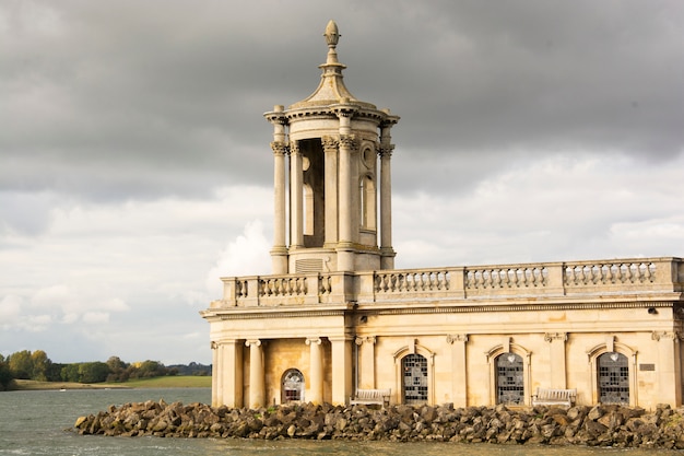 Iglesia inglesa cerca del río