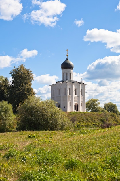 Iglesia de la intercesión en el río Nerl en Rusia el pueblo Bogolyubovo