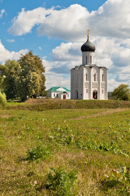 Iglesia de la intercesión sobre el río Nerl en Rusia el pueblo Bogolyubovo