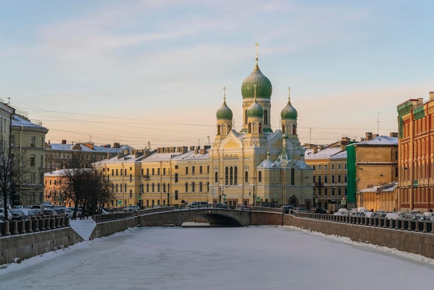 Iglesia Isidorovskaya de San Isidoro en el Canal Griboyedov en un soleado día de invierno San Petersburgo Rusia