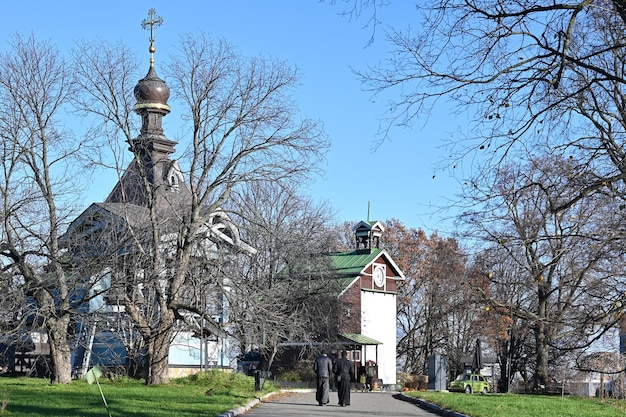 Iglesia en el jardín botánico de la ciudad de Kyiv