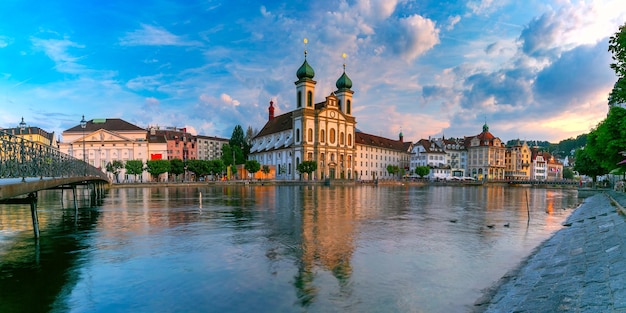 Iglesia jesuita y casas de cuento de hadas a lo largo del río Reuss al atardecer en el casco antiguo de Lucerna, Suiza