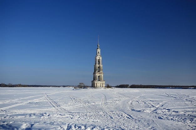 Iglesia de Kalyazin / vista panorámica Iglesia ortodoxa en la isla, paisaje ruso