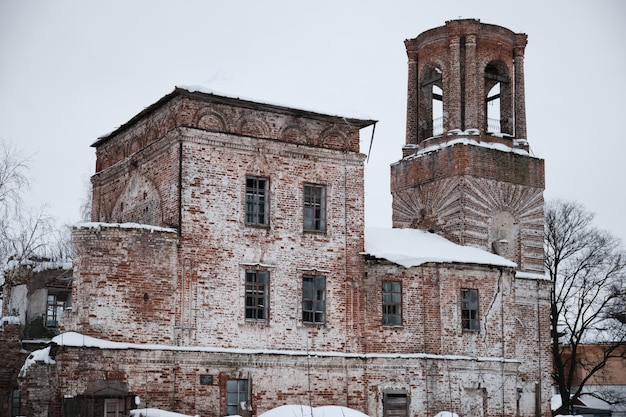 Foto iglesia de ladrillo antiguo y en ruinas en invierno