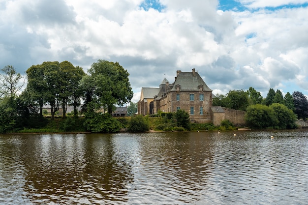 Iglesia del lago Paimpont en el bosque de Broceliande, departamento de Ille-et-Vilaine, Bretaña, cerca de Rennes. Francia