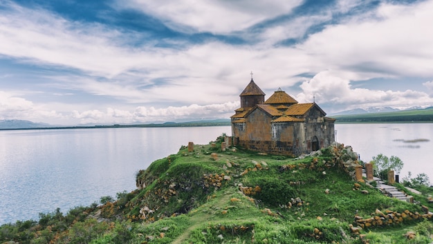 Iglesia y lago Sevani