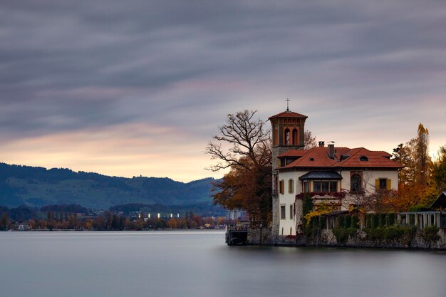 Iglesia en el lago Thun, Interlaken