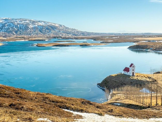 Iglesia en el lago Ulfljotsvatn conocida como Ulfljotsvatnskirkja es un hermoso mirador en Islandia