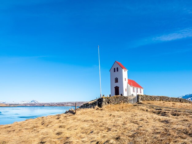 Iglesia en el lago Ulfljotsvatn conocida como Ulfljotsvatnskirkja es un hermoso mirador en Islandia