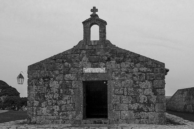 Foto una iglesia con un letrero que dice 