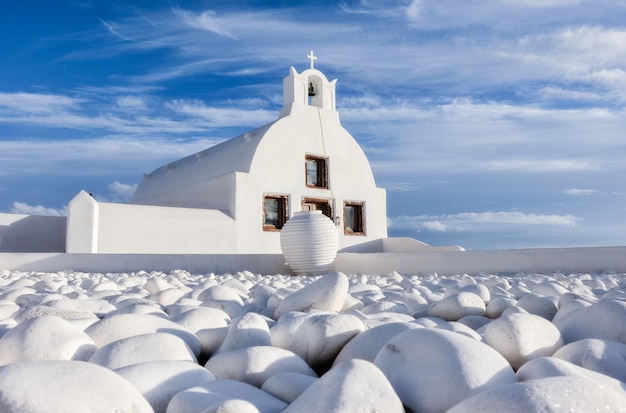 Iglesia local con cúpula azul en la aldea de Oia, Santorini, Grecia