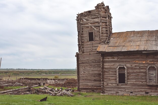 iglesia de madera abandonada, templo de madera en ruinas, abandono de madera