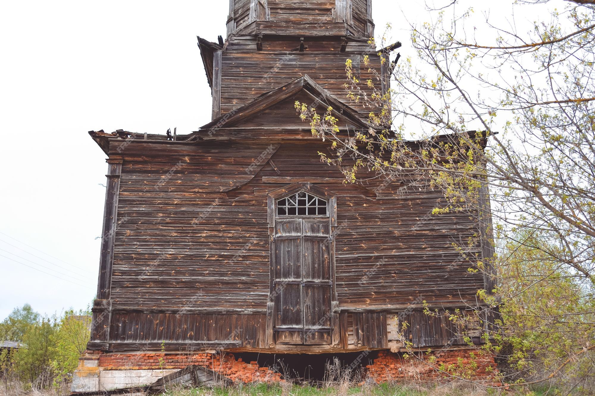 Iglesia de madera abandonada, templo de madera en ruinas, abandono de  madera | Foto Premium