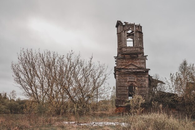 iglesia de madera abandonada, templo de madera en ruinas, abandono de madera