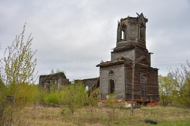 iglesia de madera abandonada, templo de madera en ruinas, abandono de madera