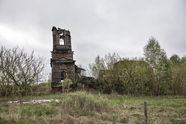 Iglesia de madera abandonada templo de madera en ruinas abandono de madera