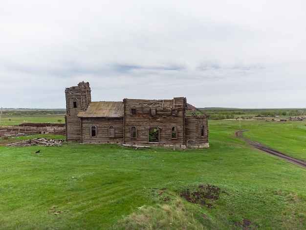 Iglesia de madera abandonada templo de madera en ruinas abandono de madera