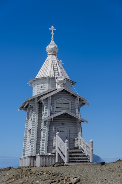 Iglesia de madera en la Antártida en la estación de investigación antártica rusa de Bellingshausen