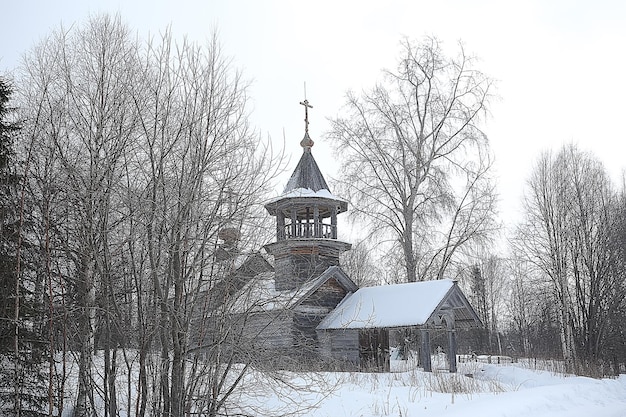 Iglesia de madera en el bosque invierno / paisaje iglesia cristiana en el paisaje invernal, vista de la arquitectura de madera en el norte