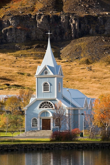 Iglesia de madera islandesa en Seydisfjordur Islandia