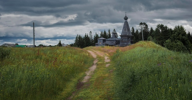 Iglesia de madera de la Natividad en el antiguo pueblo de Purnema en la región de Arkhangelsk de Rusia