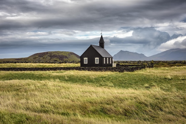 Iglesia de madera negra de Budir en Islandia