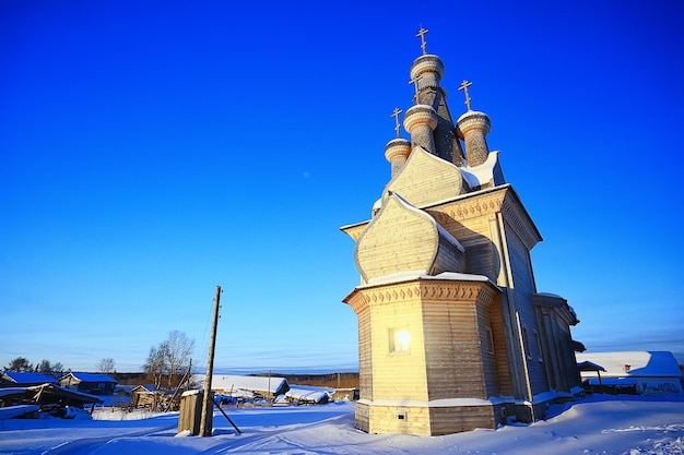 iglesia de madera en el paisaje del norte ruso en invierno, arquitectura religión histórica cristianismo