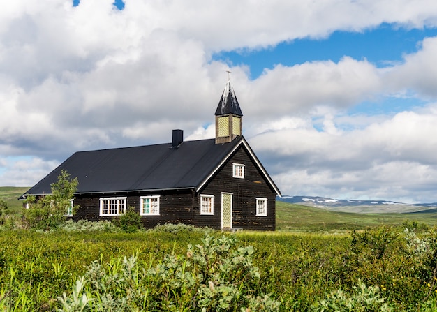 Iglesia de madera en un prado verde, Finnmark, Noruega