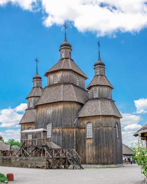 Iglesia de madera en la Reserva Nacional Khortytsia en Zaporozhye, Ucrania, en un día soleado de verano