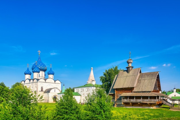 Iglesia de madera de San Nicolás cerca del Kremlin en Suzdal Rusia Día soleado de verano