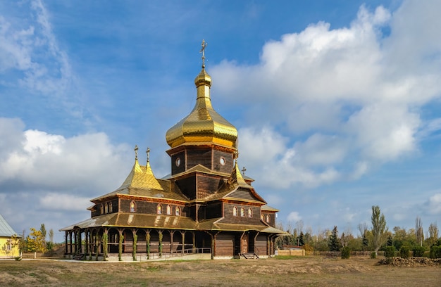 Iglesia de madera de San Sergio de Radonezh en Sergeevka resort, región de Odessa, Ucrania, en un soleado día de otoño