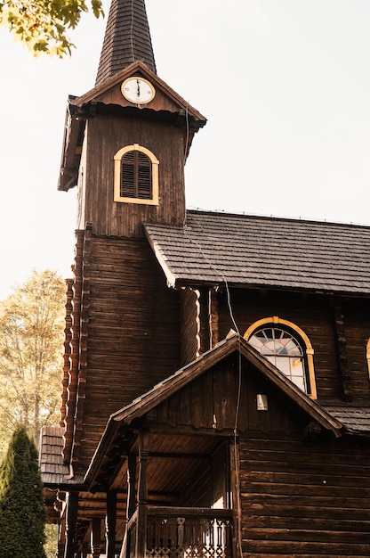 Foto iglesia de madera en tatranska javorina en las altas montañas tatras hermoso paisaje de eslovaquia en las montañas belianske tatras en la procedencia