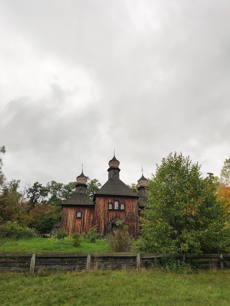 Iglesia de madera vieja en el campo de Ucrania