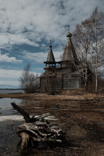 Iglesia de madera vieja de la epifanía en la orilla del lago Onega en Chelmushi Karelia
