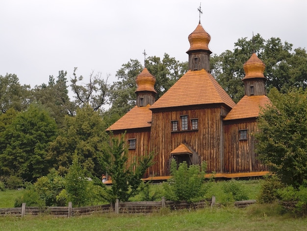 Iglesia de madera vieja en el pueblo ucraniano. Cerca de la ciudad de Kyev