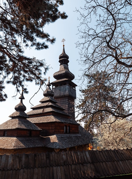 Iglesia de madera vieja en Uzhgorod, Ucrania. Iglesia greco-católica del Santo Arcángel Miguel construida en 1777 sin ningún clavo de hierro