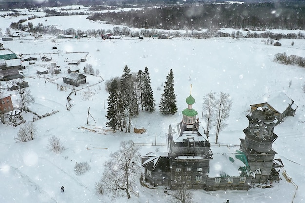 iglesia de madera vista superior de invierno, paisaje arquitectura del norte ruso