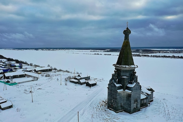 iglesia de madera vista superior de invierno, paisaje arquitectura del norte ruso