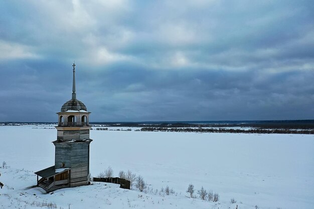 iglesia de madera vista superior de invierno, paisaje arquitectura del norte ruso